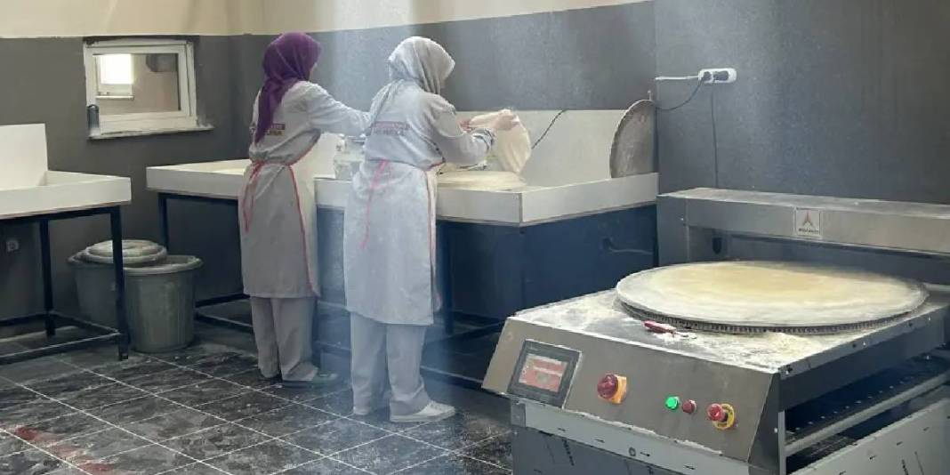 Küçük bir dükkandan tonlarca üretime… 5 yılda kadının gücünü gösterdi: Sırt sırta üretimin ünü şehir dışına da taştı 4